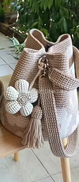 Sac fourre-tout fleuri oversize au crochet fait main avec décoration florale détachable