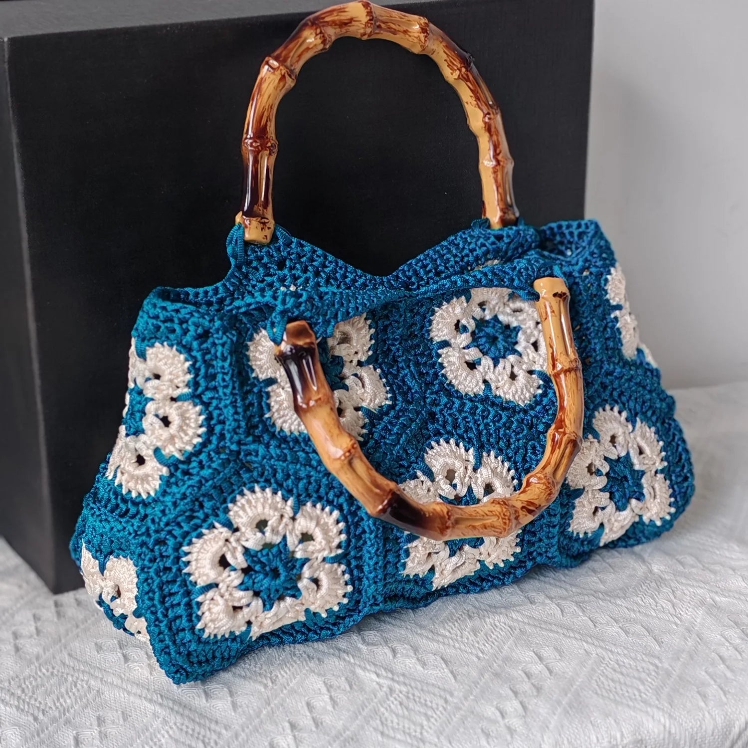 Sac fourre-tout au crochet fait main avec poignée en bambou motif fleurs vintage