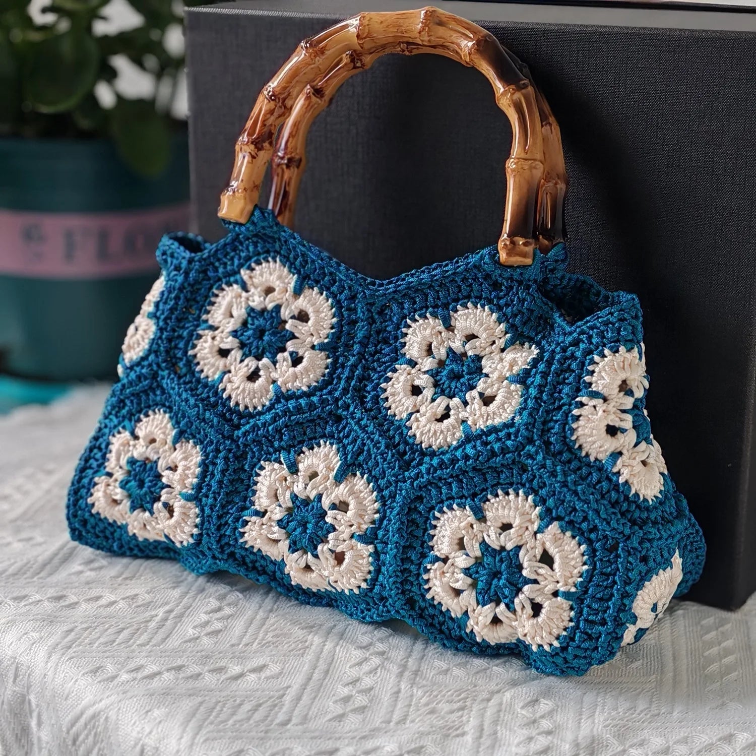Sac fourre-tout au crochet fait main avec poignée en bambou motif fleurs vintage